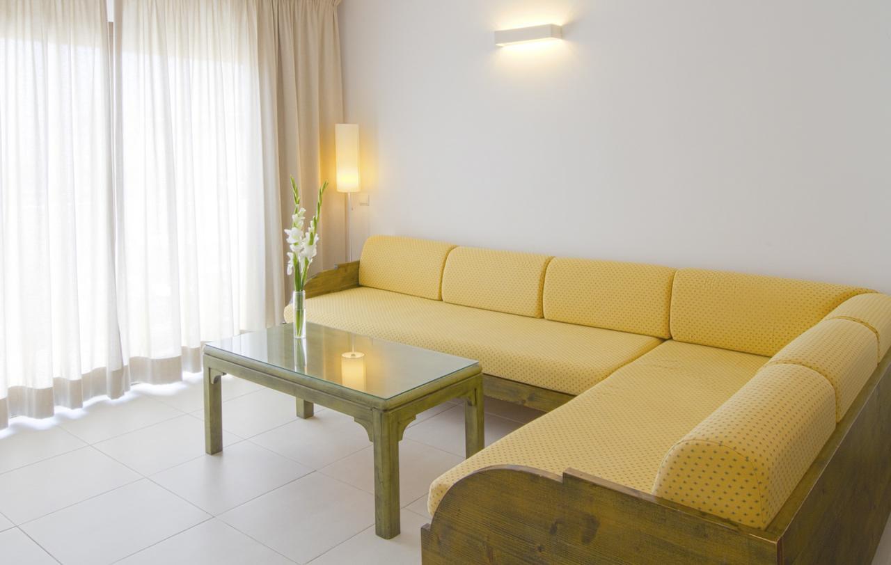 Apartamentos Bon Lloc ซานตาเอวเลเรียเดสริว ภายนอก รูปภาพ
