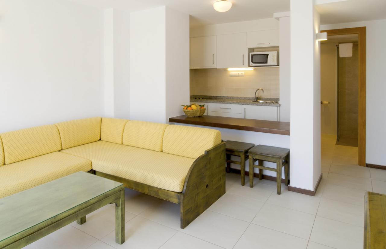 Apartamentos Bon Lloc ซานตาเอวเลเรียเดสริว ภายนอก รูปภาพ