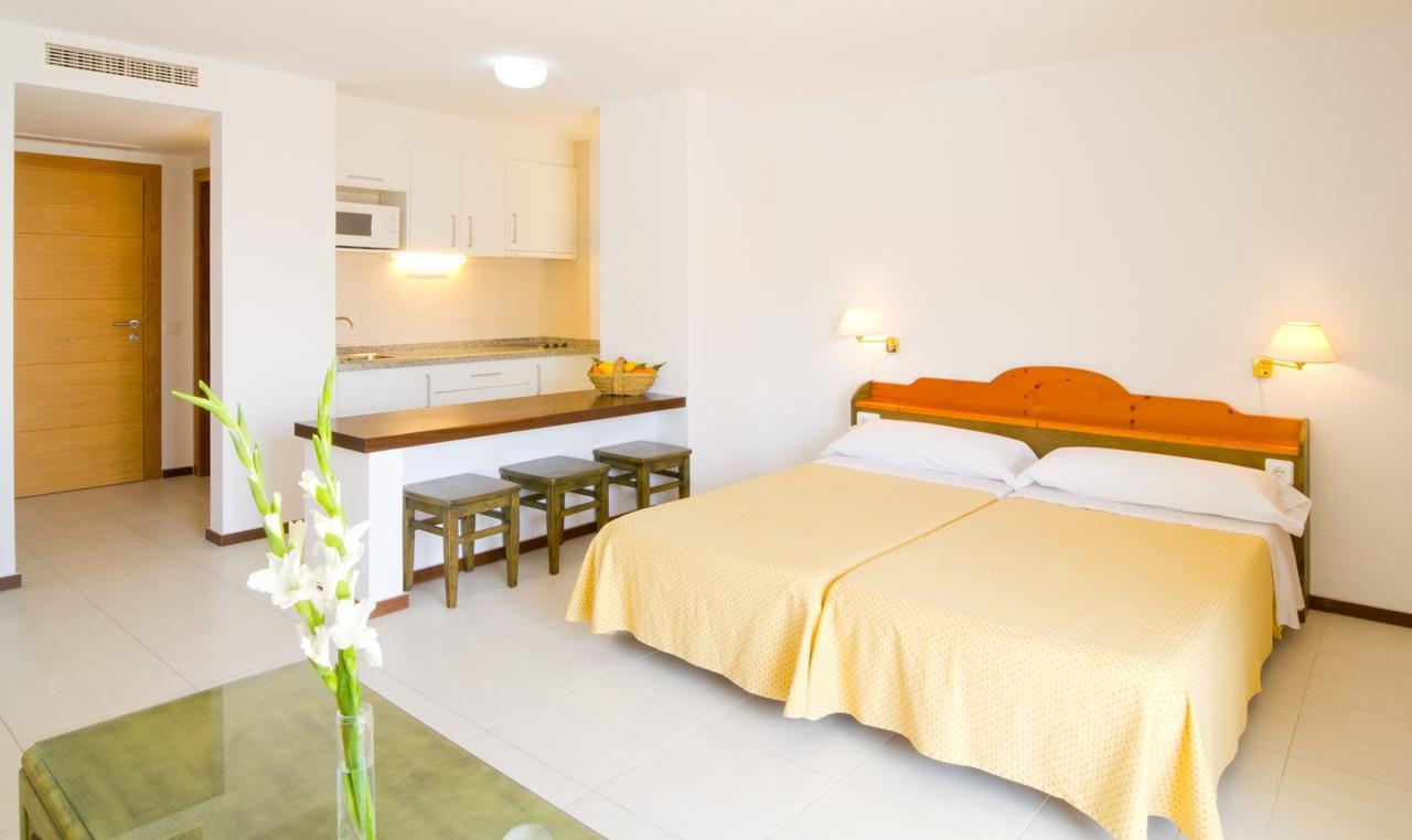 Apartamentos Bon Lloc ซานตาเอวเลเรียเดสริว ภายนอก รูปภาพ