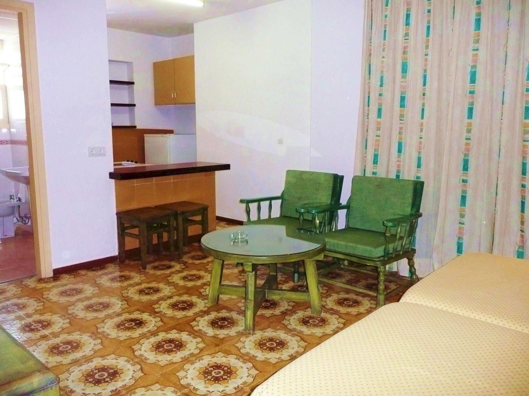 Apartamentos Bon Lloc ซานตาเอวเลเรียเดสริว ภายนอก รูปภาพ
