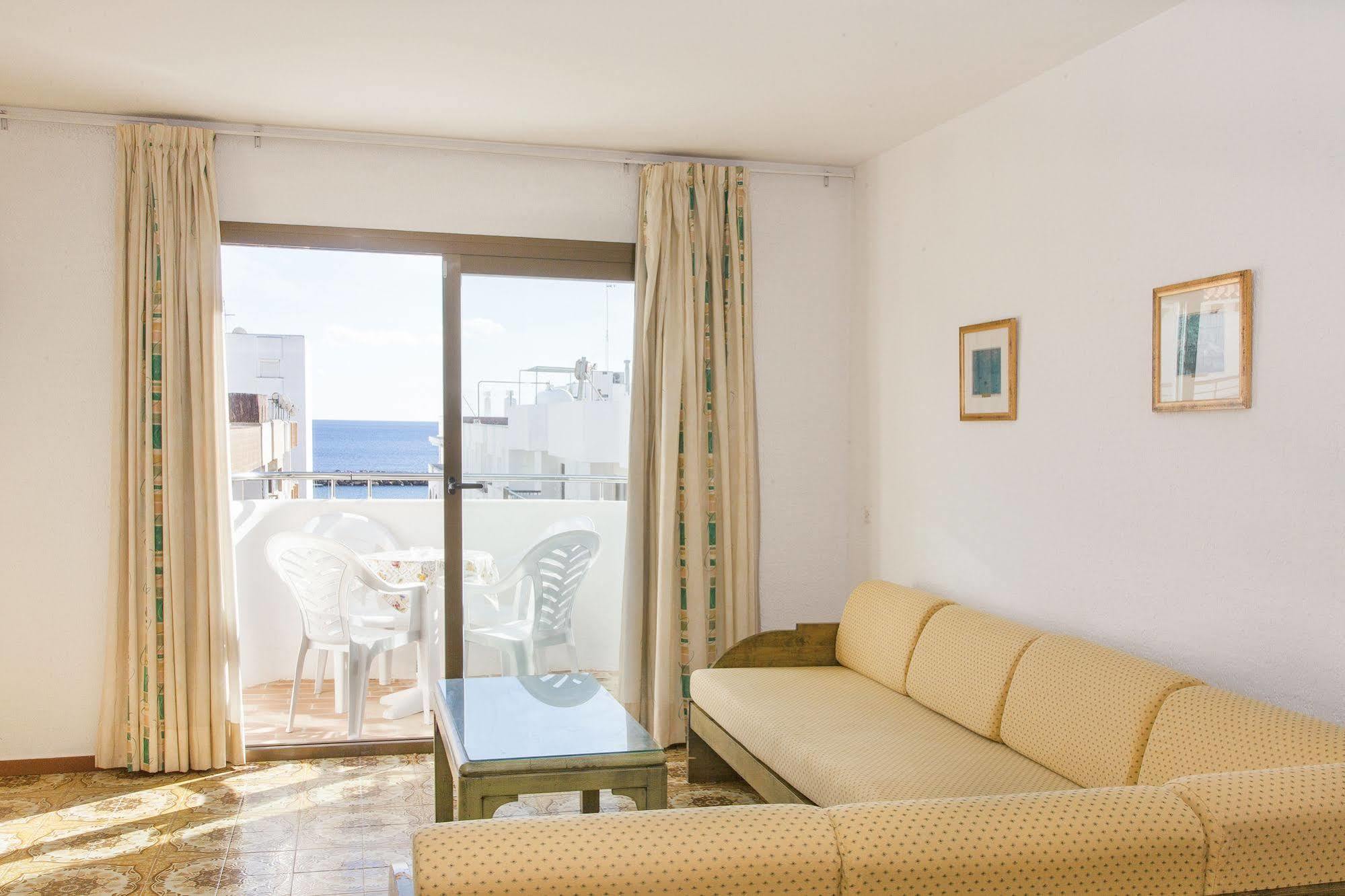 Apartamentos Bon Lloc ซานตาเอวเลเรียเดสริว ภายนอก รูปภาพ
