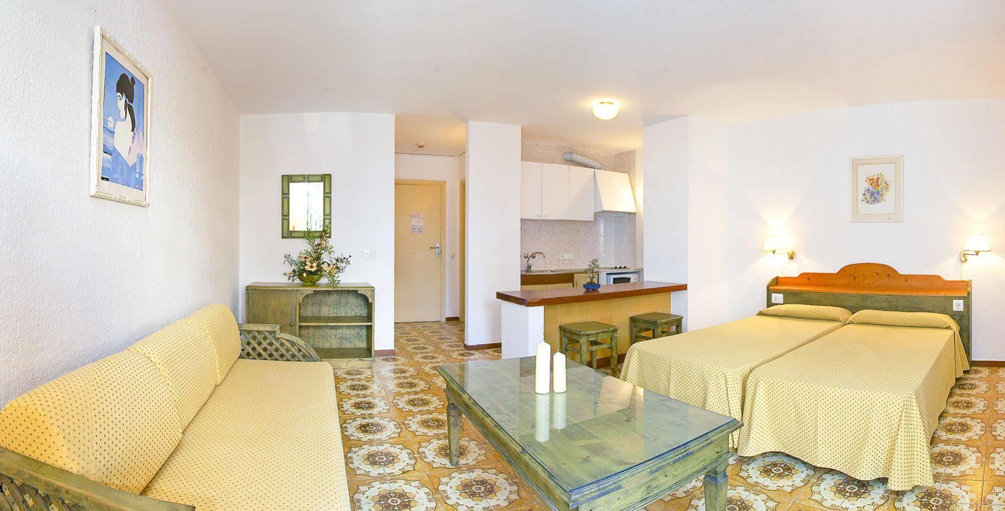 Apartamentos Bon Lloc ซานตาเอวเลเรียเดสริว ภายนอก รูปภาพ