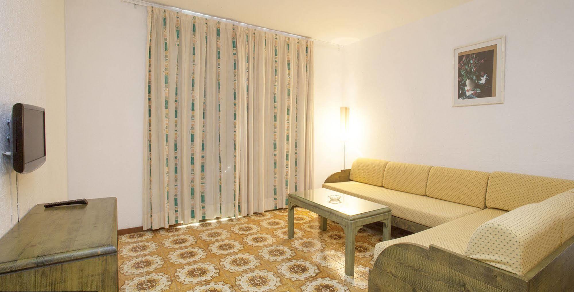Apartamentos Bon Lloc ซานตาเอวเลเรียเดสริว ภายนอก รูปภาพ