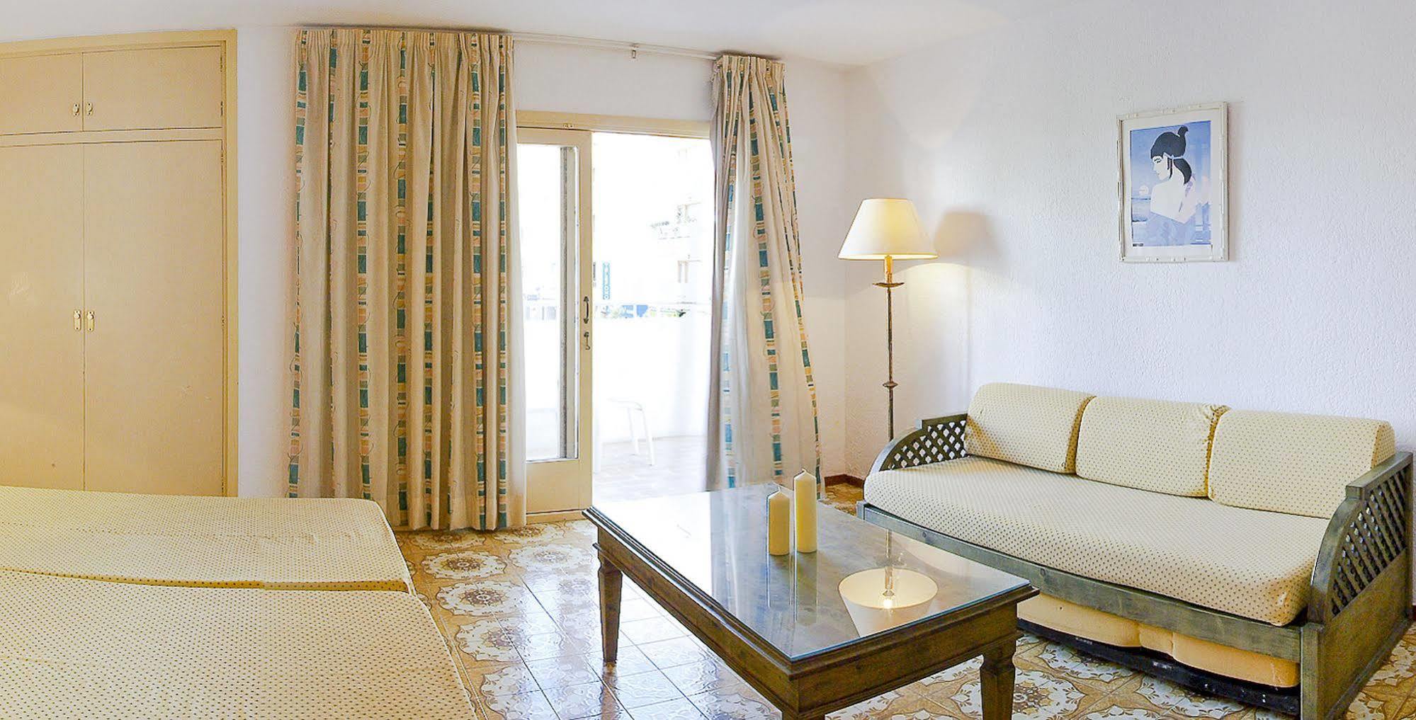 Apartamentos Bon Lloc ซานตาเอวเลเรียเดสริว ภายนอก รูปภาพ